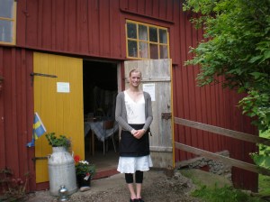 Ida framför kvarnen, Idas Café, sommaren 2009.